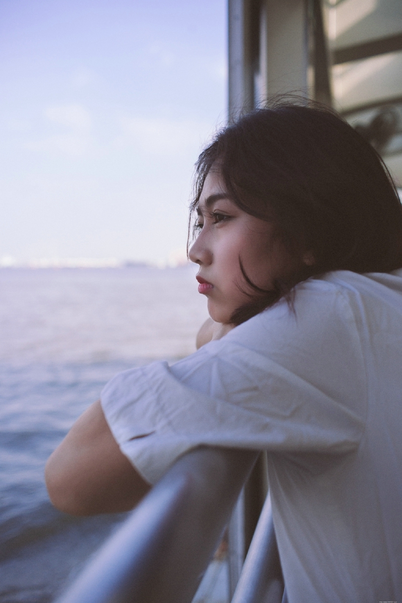 轮船上的白T少女笑容灿烂迷人
