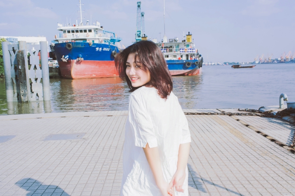 轮船上的白T少女笑容灿烂迷人