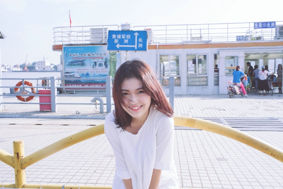 轮船上的白T少女笑容灿烂迷人