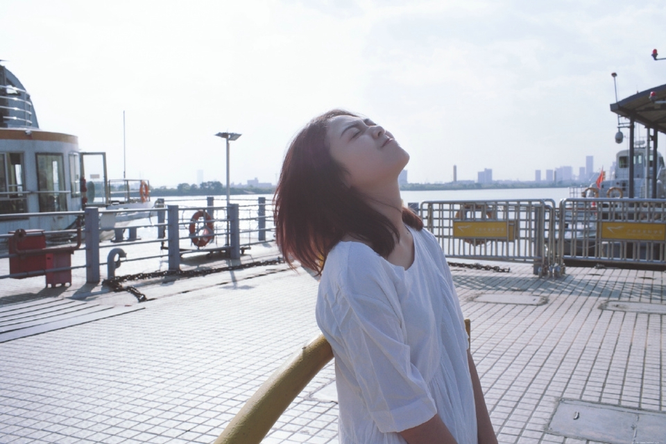 轮船上的白T少女笑容灿烂迷人