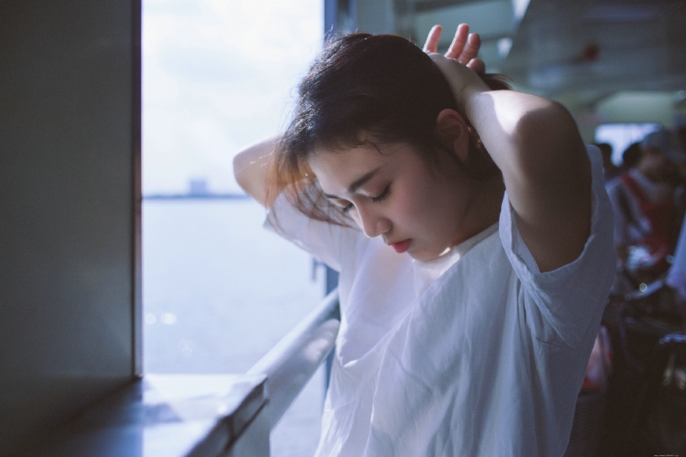 轮船上的白T少女笑容灿烂迷人
