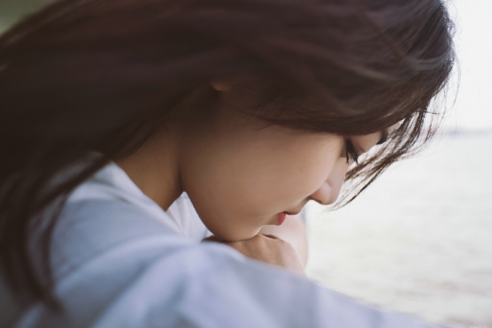 轮船上的白T少女笑容灿烂迷人