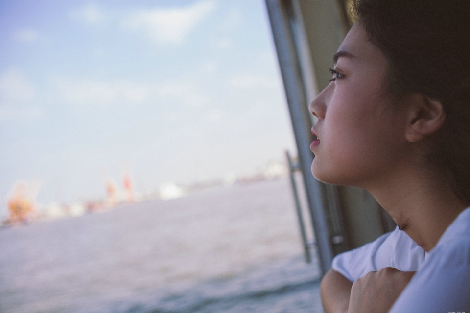 轮船上的白T少女笑容灿烂迷人