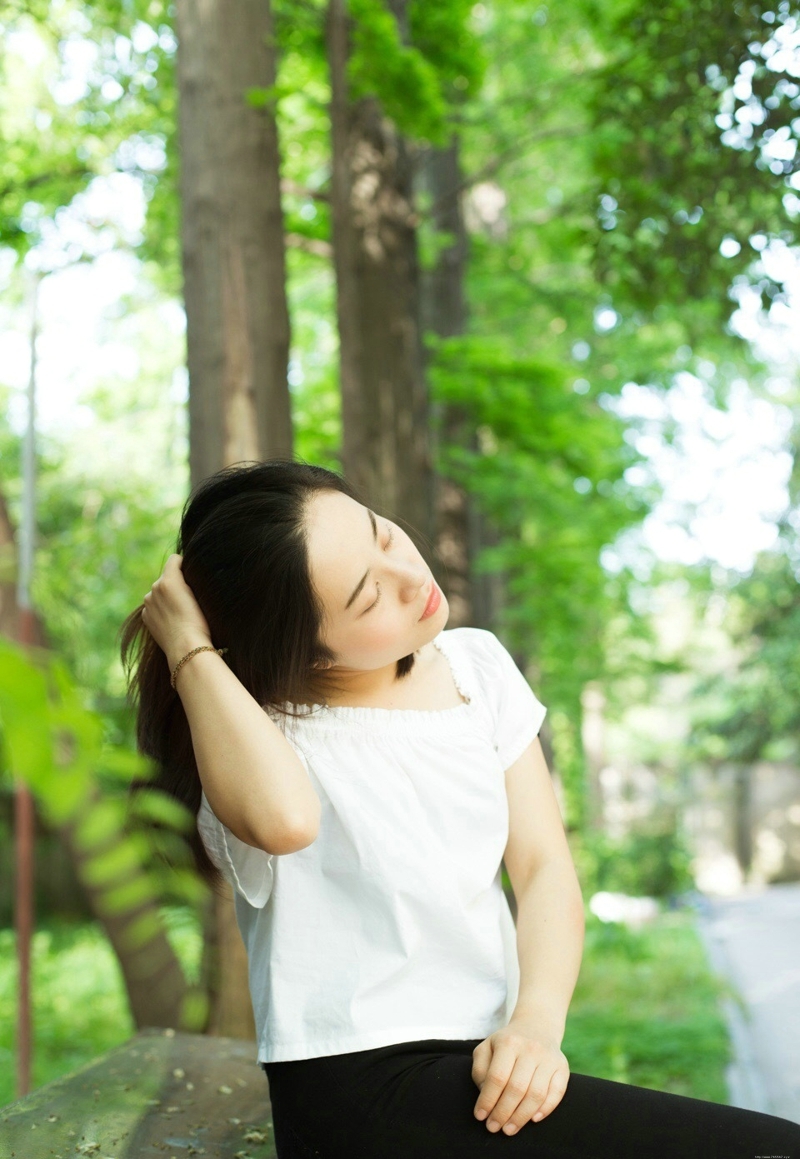 气质一字肩美女户外清新漂亮写真