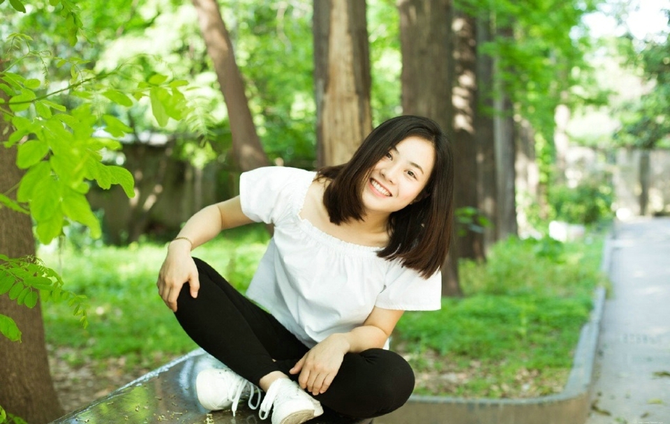气质一字肩美女户外清新漂亮写真