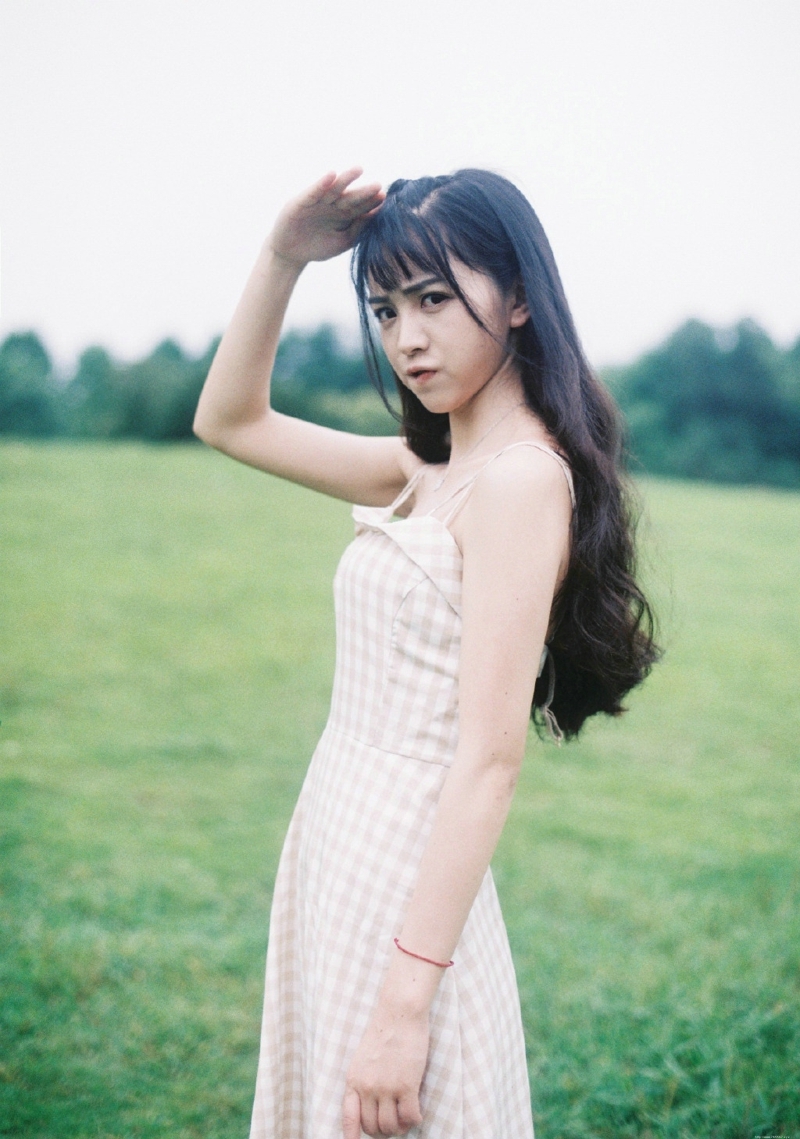 甜美少女户外草地上格子裙活泼写真