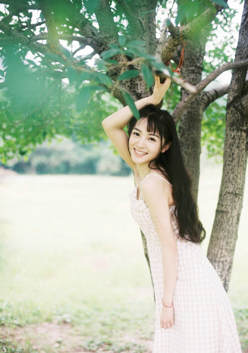 甜美少女户外草地上格子裙活泼写真