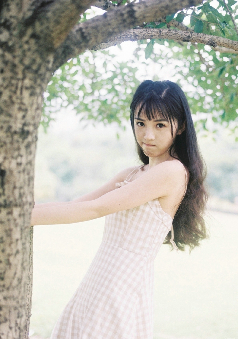 甜美少女户外草地上格子裙活泼写真