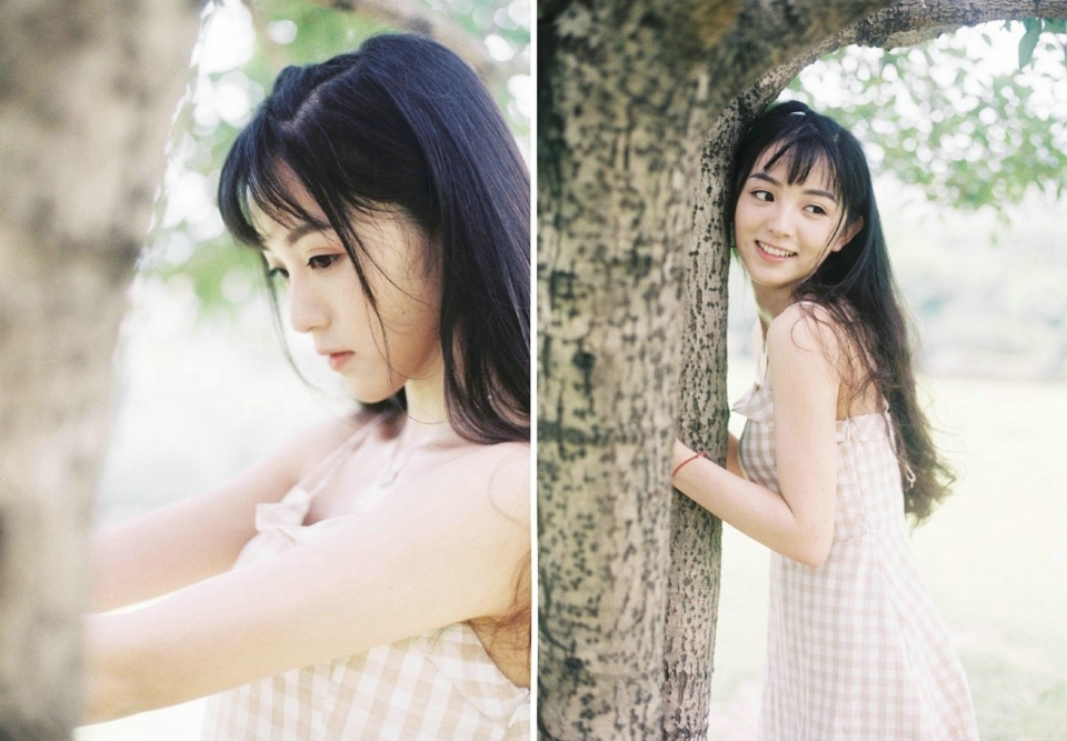 甜美少女户外草地上格子裙活泼写真