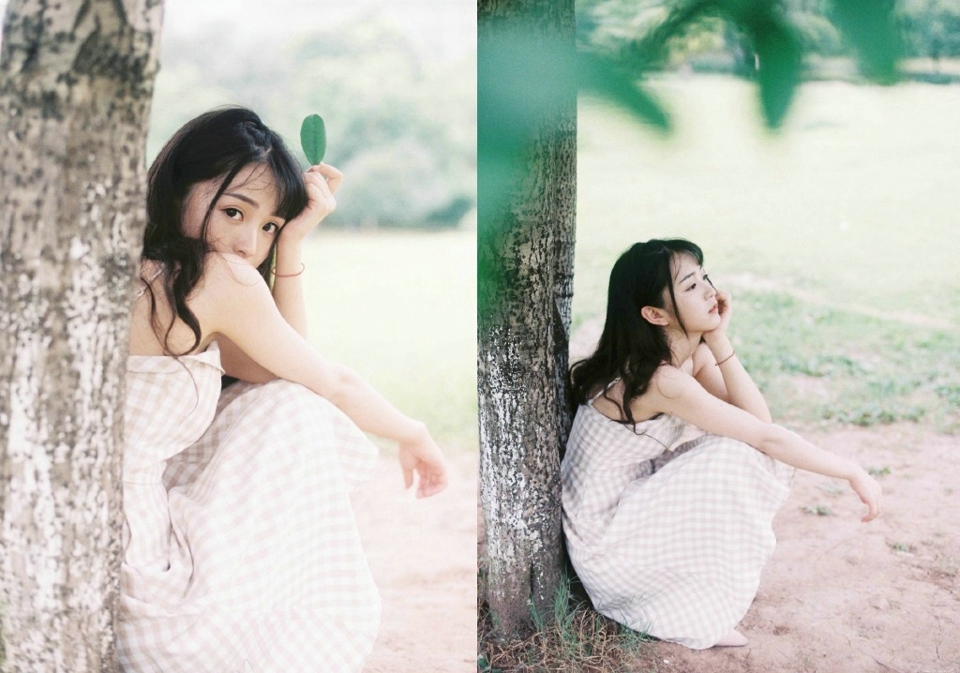 甜美少女户外草地上格子裙活泼写真