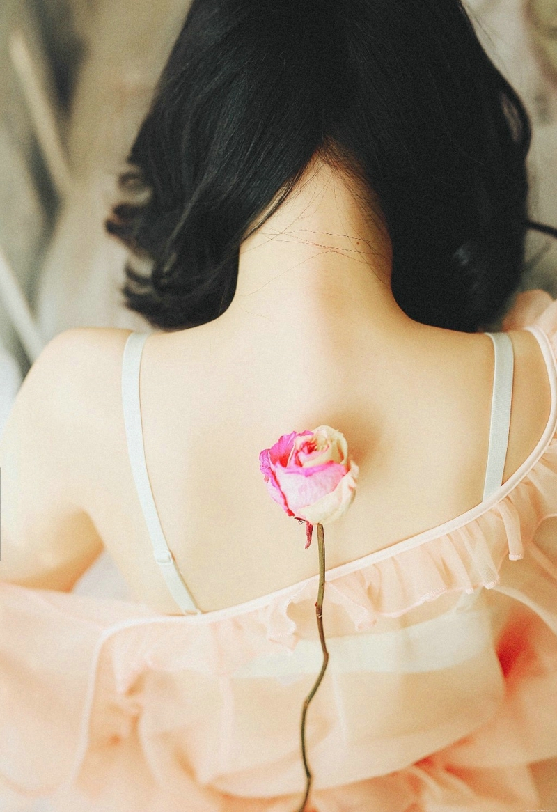 气质复古女神美背花朵般娇艳