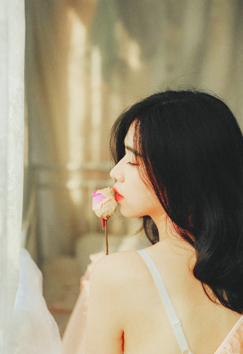 气质复古女神美背花朵般娇艳