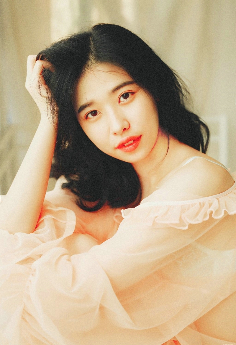 气质复古女神美背花朵般娇艳