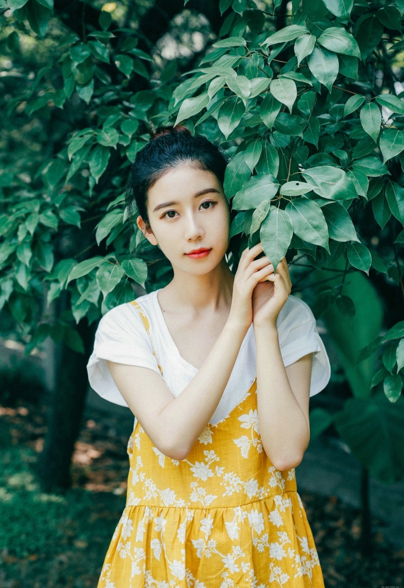 郊外清新丸子头美女漂亮精致脸蛋