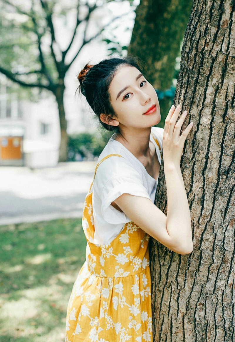 郊外清新丸子头美女漂亮精致脸蛋