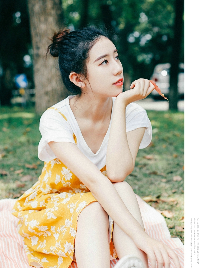 郊外清新丸子头美女漂亮精致脸蛋