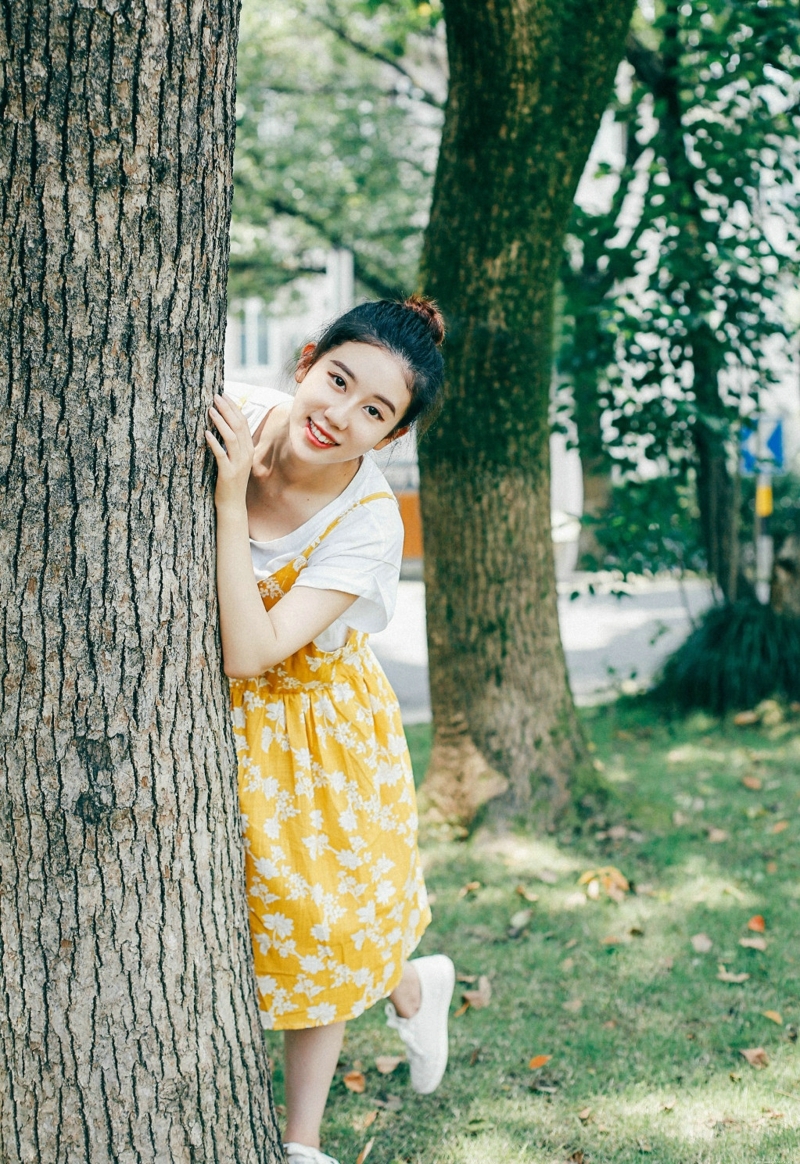 郊外清新丸子头美女漂亮精致脸蛋