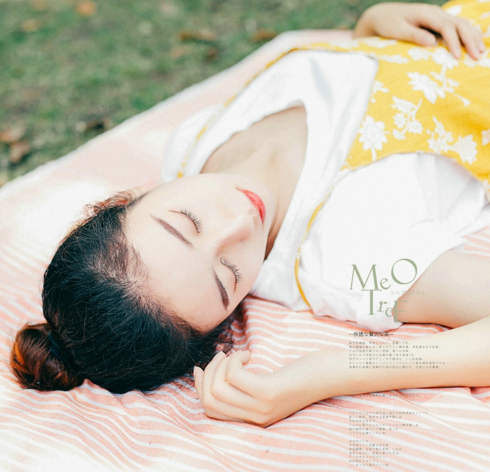 郊外清新丸子头美女漂亮精致脸蛋