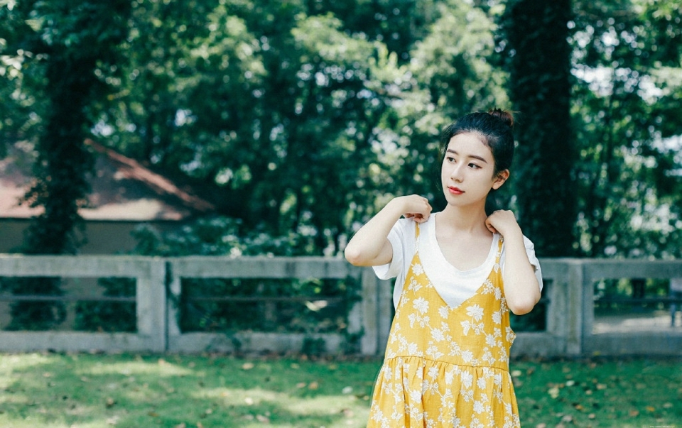 郊外清新丸子头美女漂亮精致脸蛋