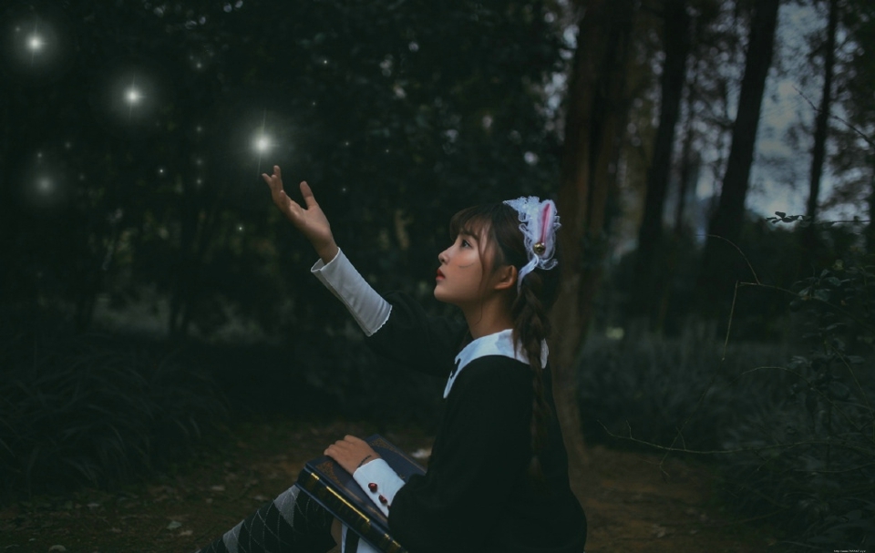 黑暗森林内的猫咪少女童话故事少女心满满