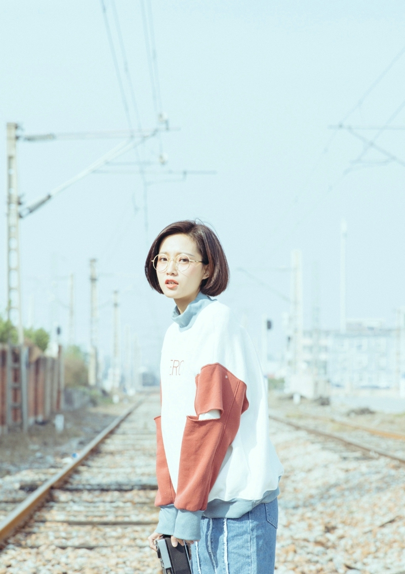 休闲风棒球帽美女眼镜率性随意范