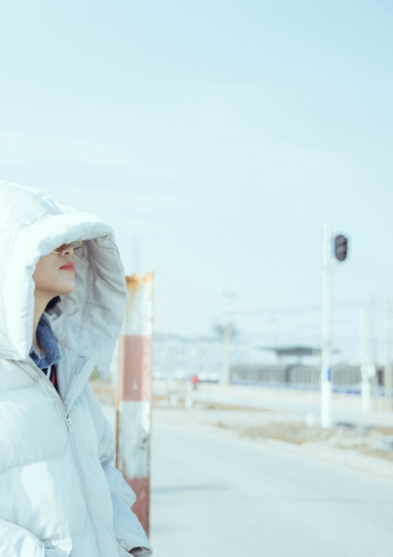 休闲风棒球帽美女眼镜率性随意范