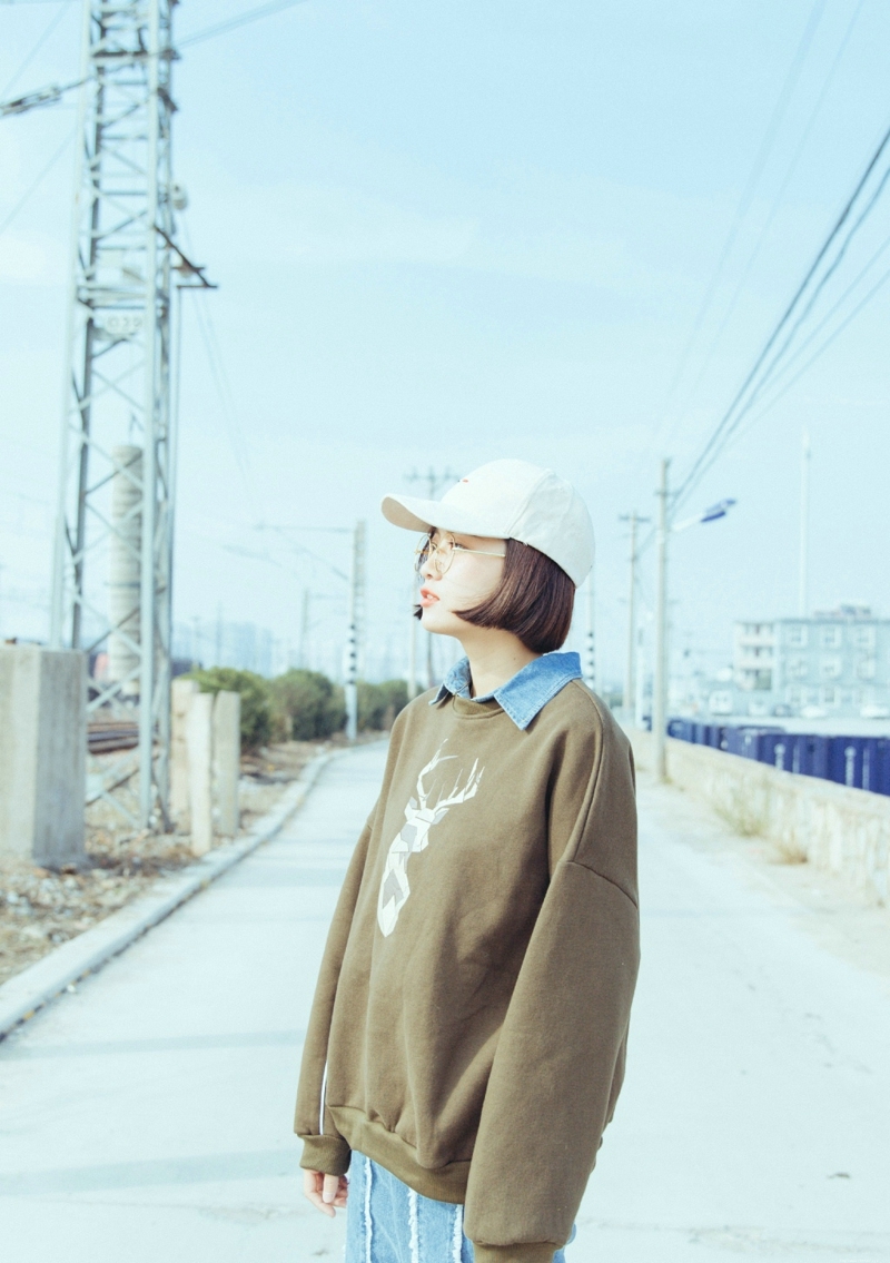 休闲风棒球帽美女眼镜率性随意范