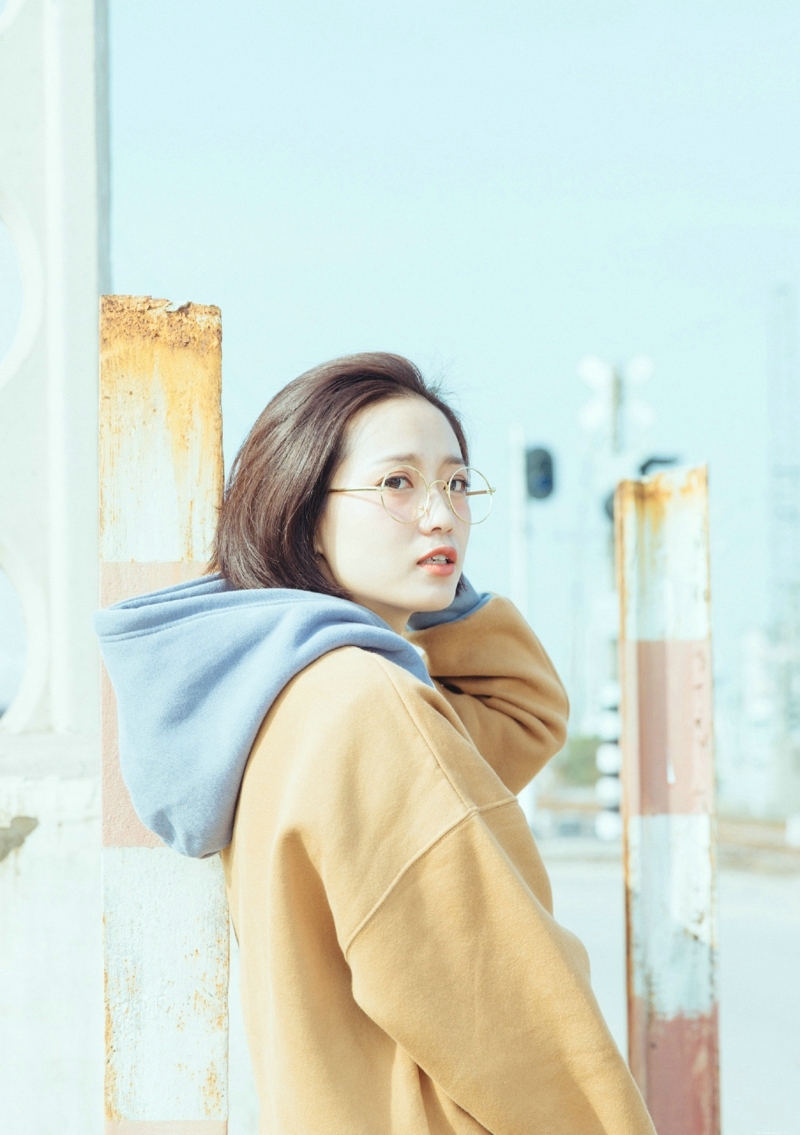 休闲风棒球帽美女眼镜率性随意范