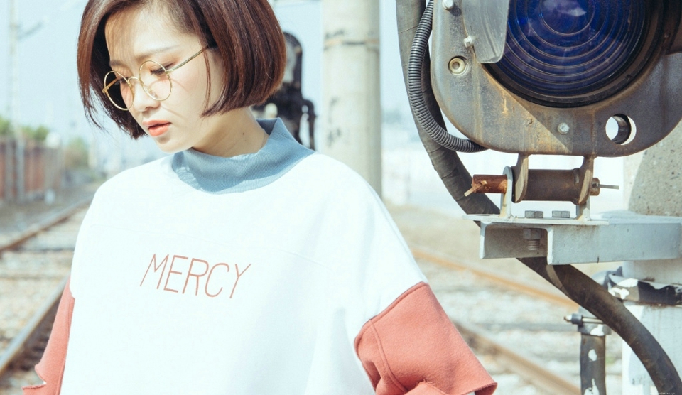 休闲风棒球帽美女眼镜率性随意范