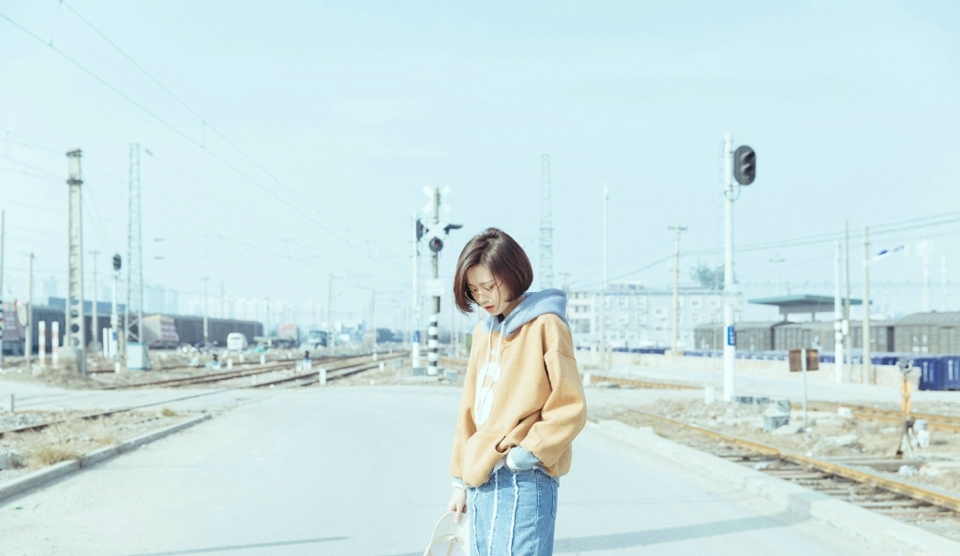 休闲风棒球帽美女眼镜率性随意范