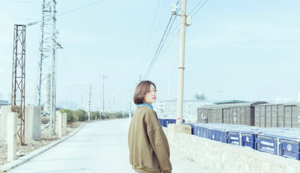 休闲风棒球帽美女眼镜率性随意范