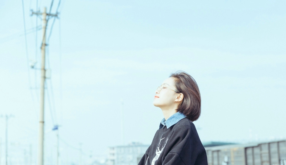 休闲风棒球帽美女眼镜率性随意范