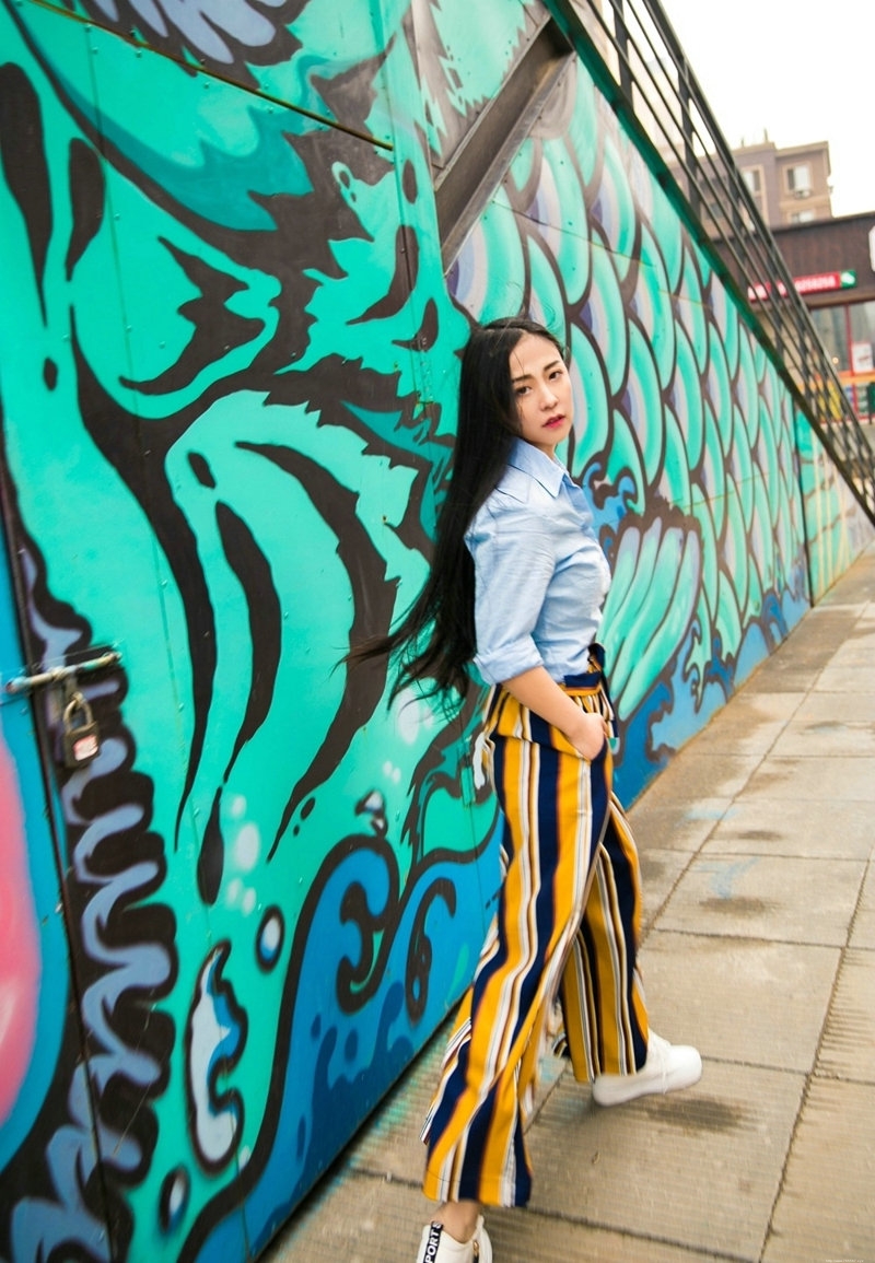 高冷美女时尚街拍图片冷傲拉风大姐范儿十足