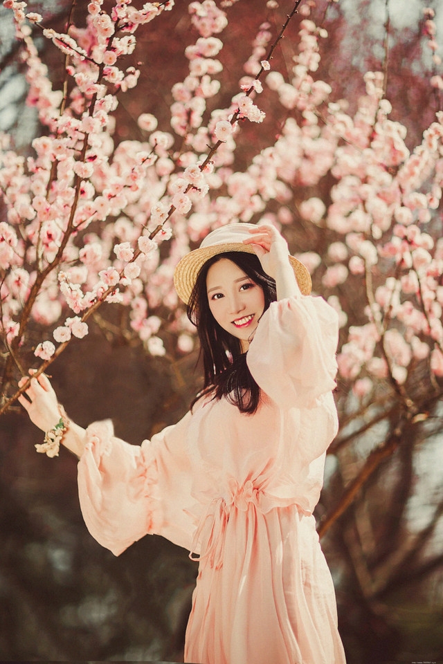 鲜花美女粉色纱裙飘逸浪漫宛若女神