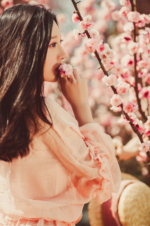 鲜花美女粉色纱裙飘逸浪漫宛若女神