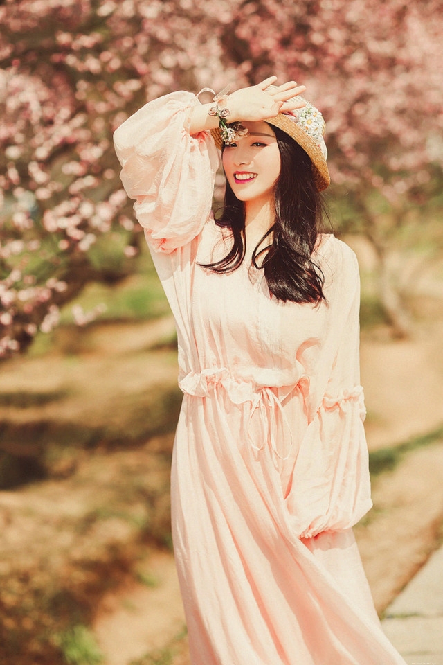 鲜花美女粉色纱裙飘逸浪漫宛若女神