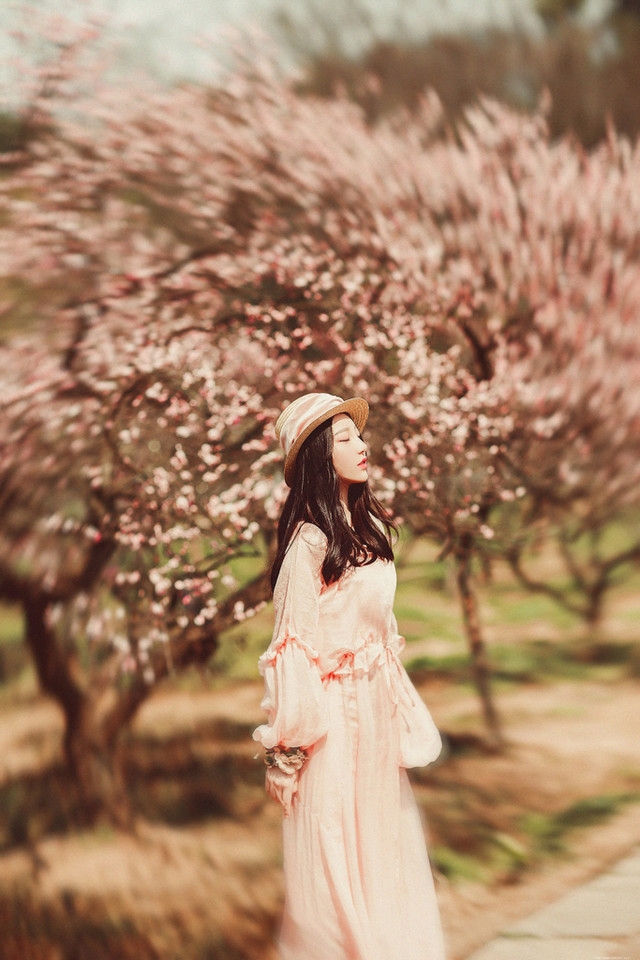 鲜花美女粉色纱裙飘逸浪漫宛若女神