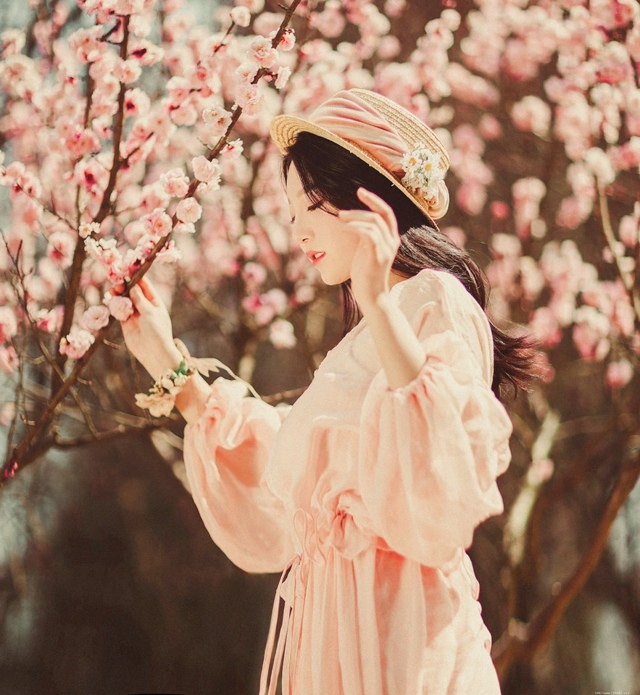 鲜花美女粉色纱裙飘逸浪漫宛若女神