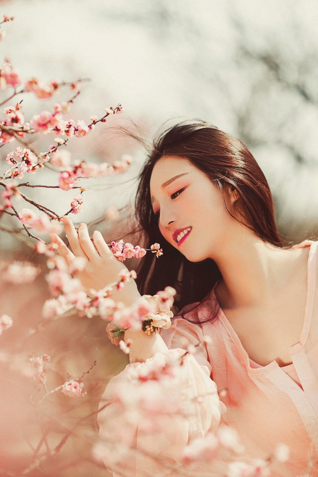 鲜花美女粉色纱裙飘逸浪漫宛若女神