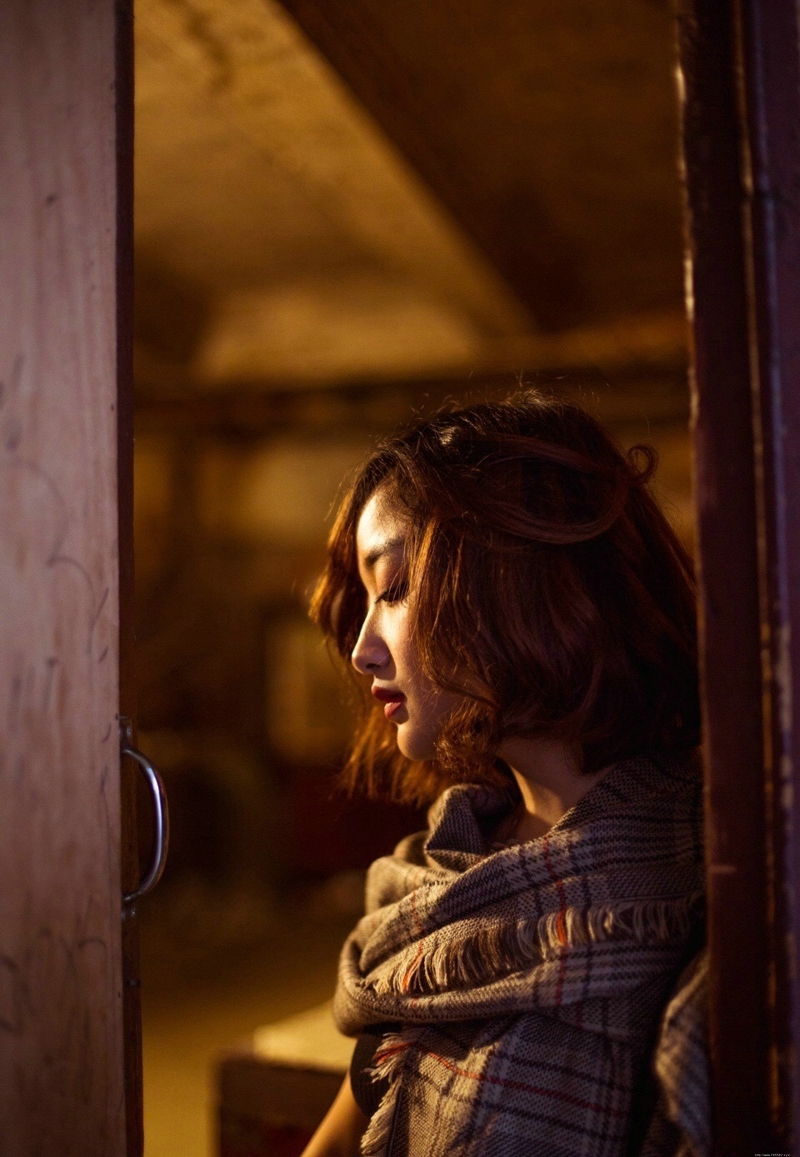 黑暗私房内的玫瑰花香肩美女寂寞写真