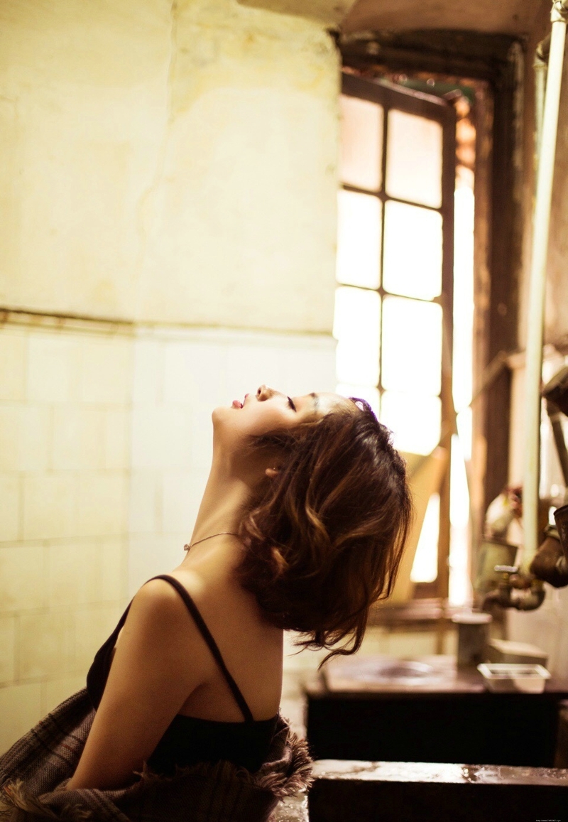 黑暗私房内的玫瑰花香肩美女寂寞写真