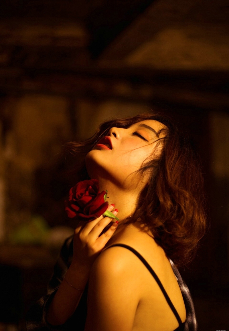 黑暗私房内的玫瑰花香肩美女寂寞写真