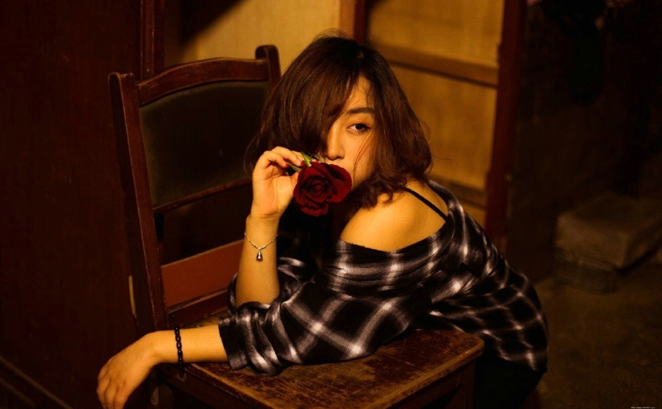 黑暗私房内的玫瑰花香肩美女寂寞写真