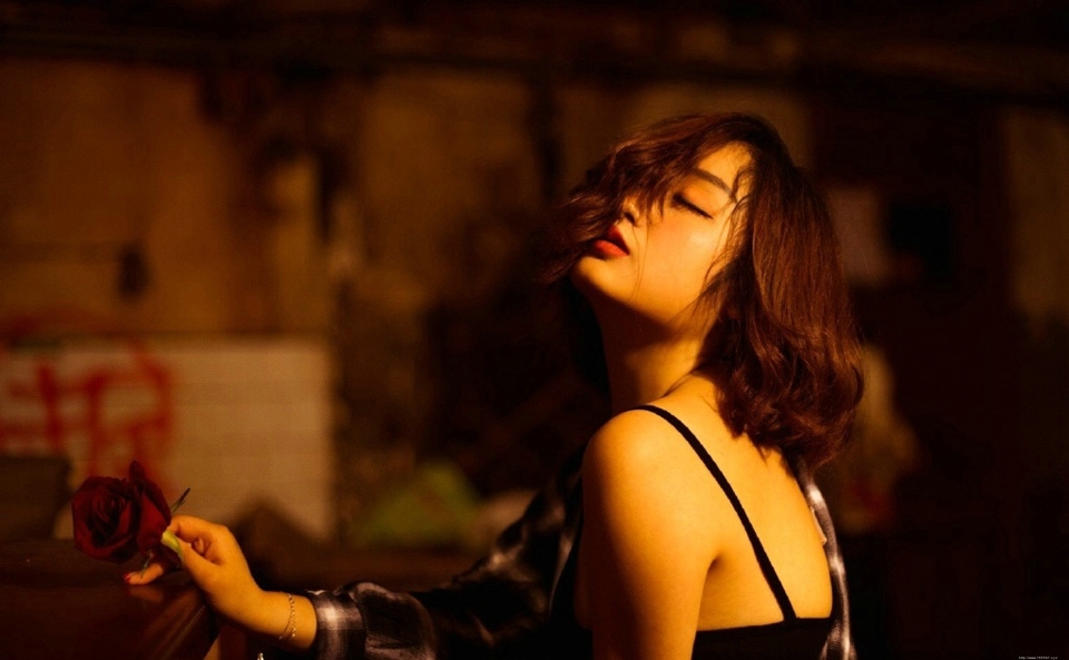 黑暗私房内的玫瑰花香肩美女寂寞写真