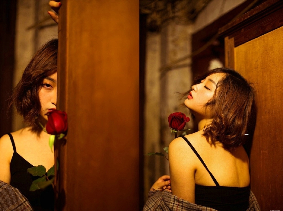 黑暗私房内的玫瑰花香肩美女寂寞写真