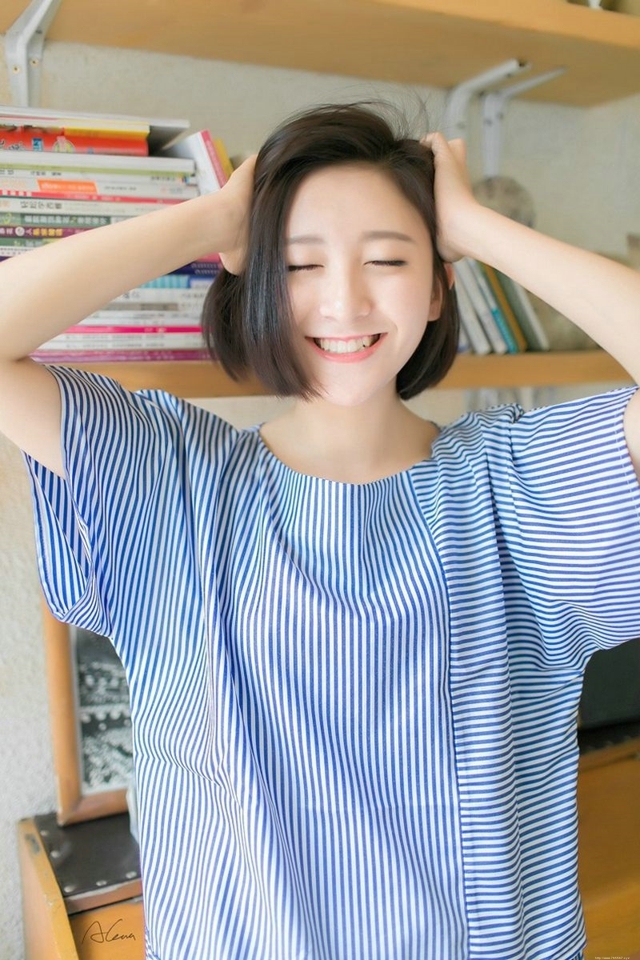 十分养眼清爽短发迷人美女生活唯美甜蜜写真