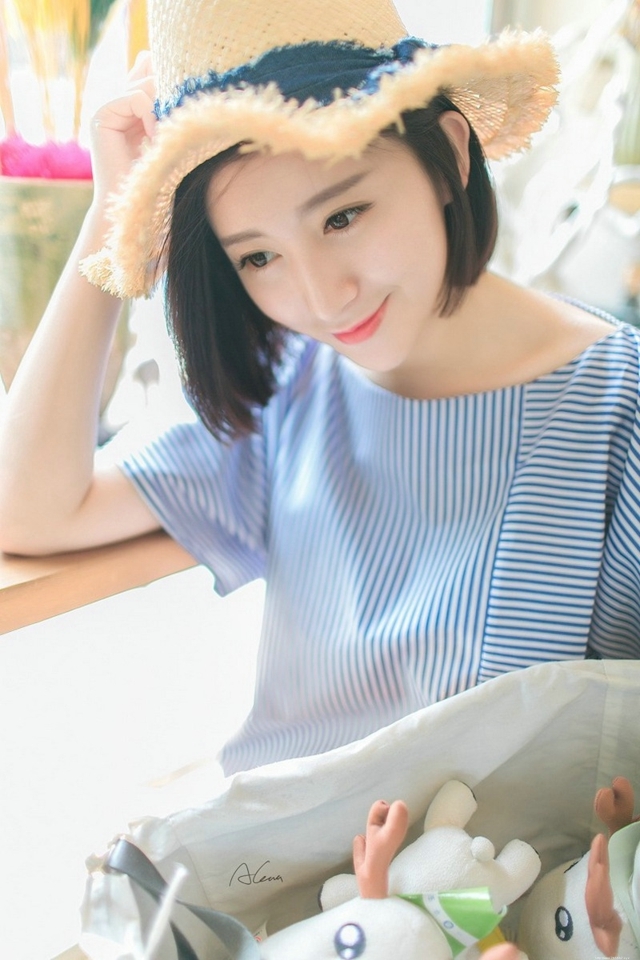 十分养眼清爽短发迷人美女生活唯美甜蜜写真