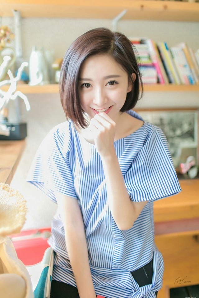 十分养眼清爽短发迷人美女生活唯美甜蜜写真