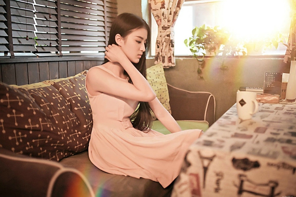 咖啡屋里笑容清纯氧气女神优雅甜美文静写真