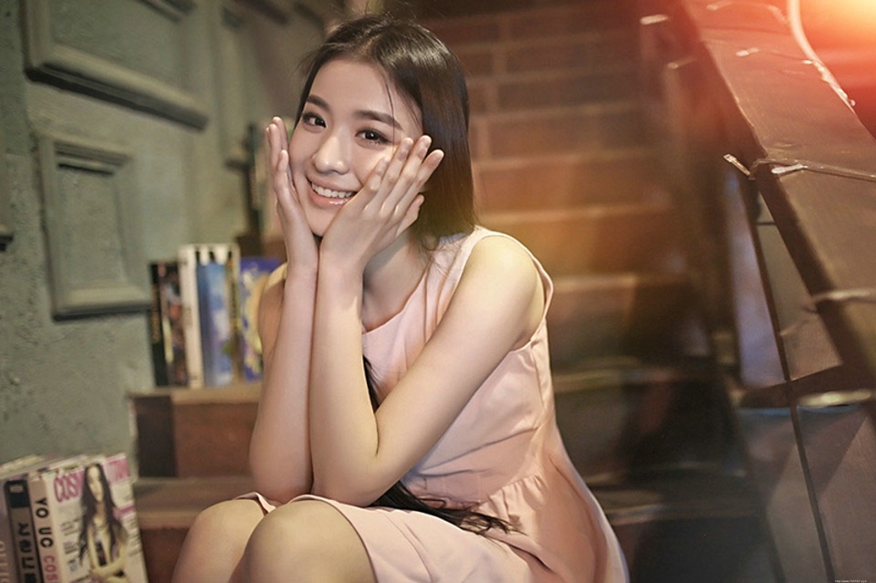 咖啡屋里笑容清纯氧气女神优雅甜美文静写真